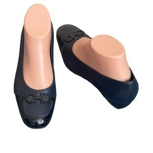 Salvatore Ferragamo Boutique
navy blue leather pumps 1.5 in.
heel. Women's 7.5 B